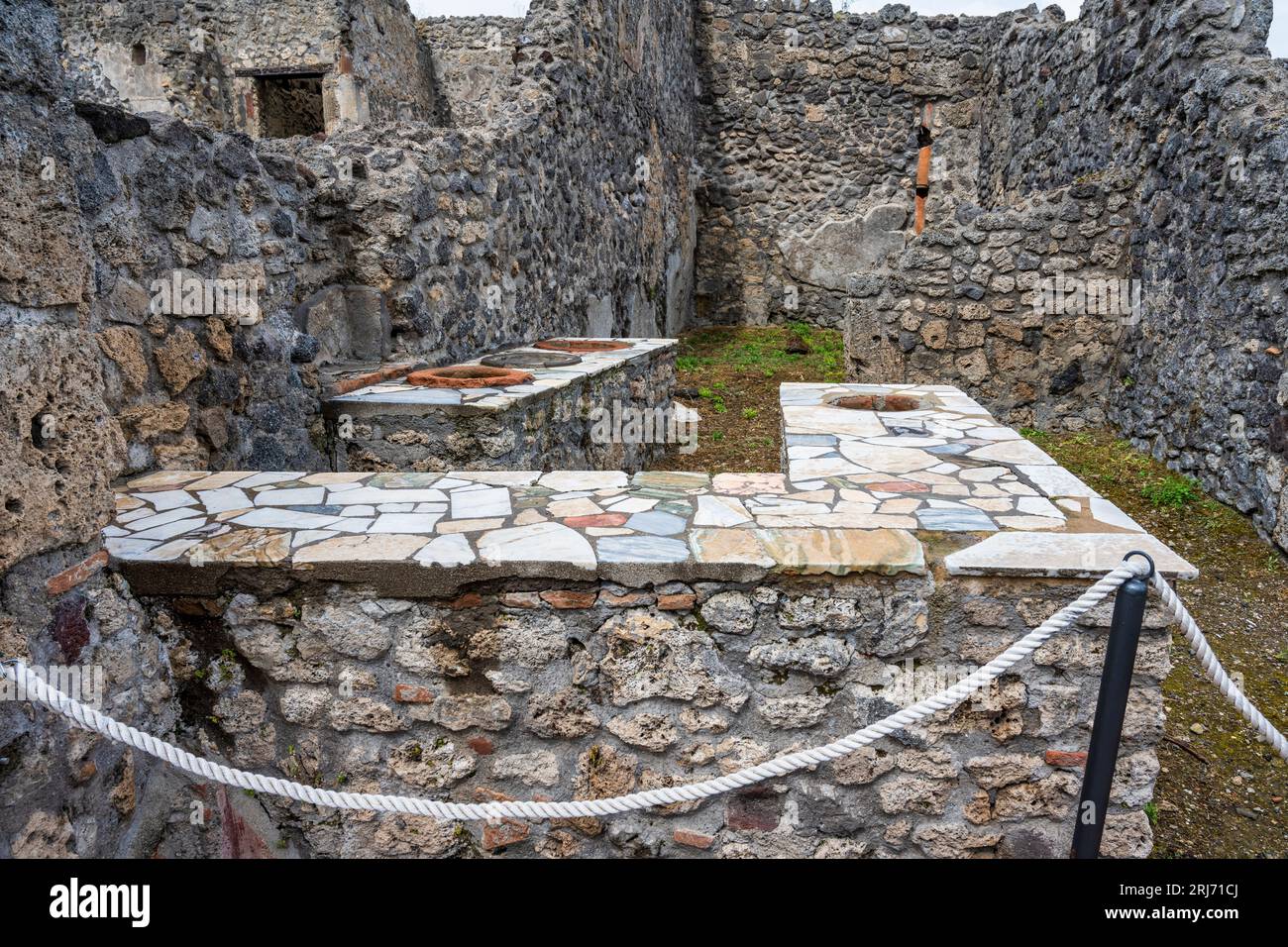 Shoppingschalter in einem der vielen Geschäfte auf der Via Stabiana in den Ruinen der antiken Stadt Pompeji in der Region Kampanien in Süditalien Stockfoto