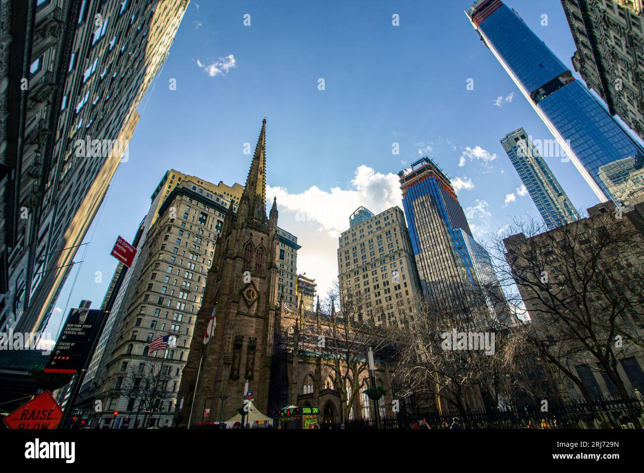 Eine lebhafte städtische Szene mit hohen Wolkenkratzern und der Trinity Church Stockfoto