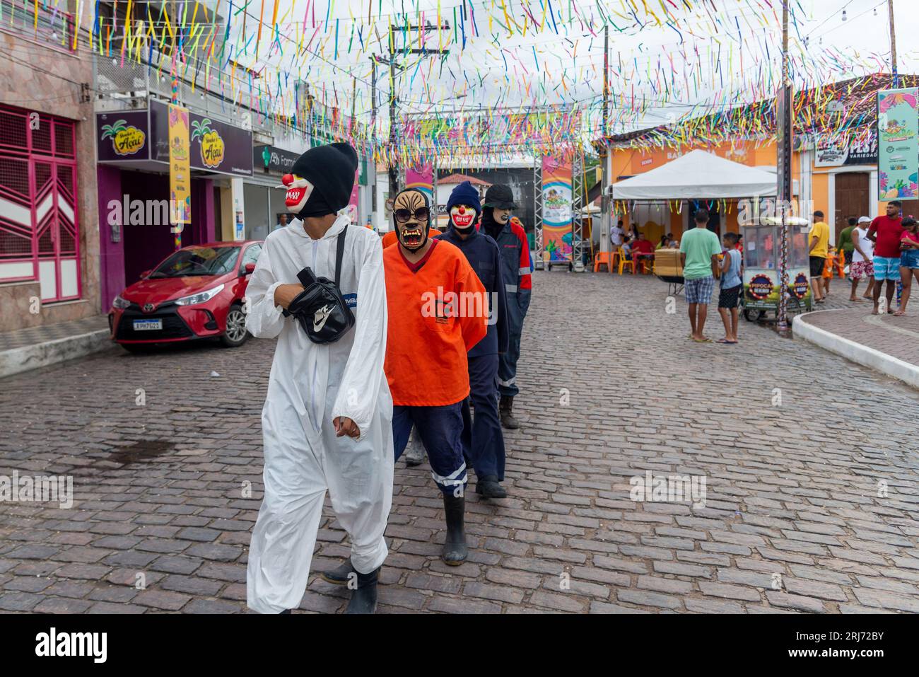 Maragogipe, Bahia, Brasilien - 20. Februar 2023: Die Menschen haben Spaß und Paraden in den Straßen von Maragogipe, Bahia, während des Karnevals 2023. Stockfoto