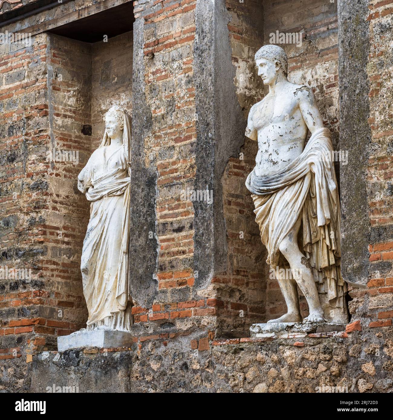 Kopien von zwei Marmorstatuen im Macellum (Marktplatz) in den Ruinen der antiken Stadt Pompeji in der Region Kampanien, Süditalien Stockfoto