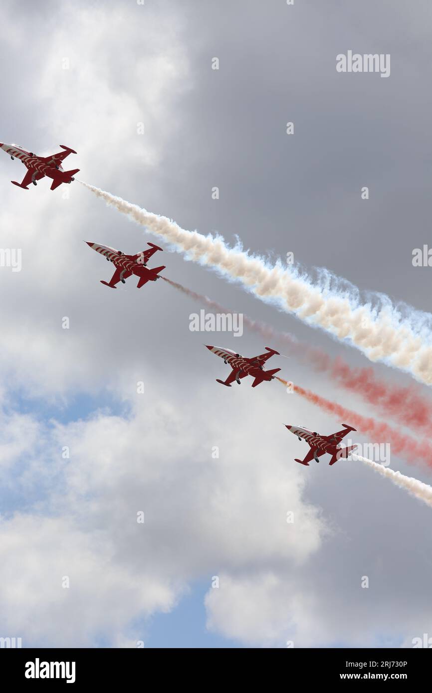 Jet Fighters in Cloud. Kampfflugzeuge in Flugschau am blauen Himmel. Et-Flugzeuge, die die Bildung am Himmel verlassen. Air Force-Kampfflugzeug im Vollflug. Stockfoto