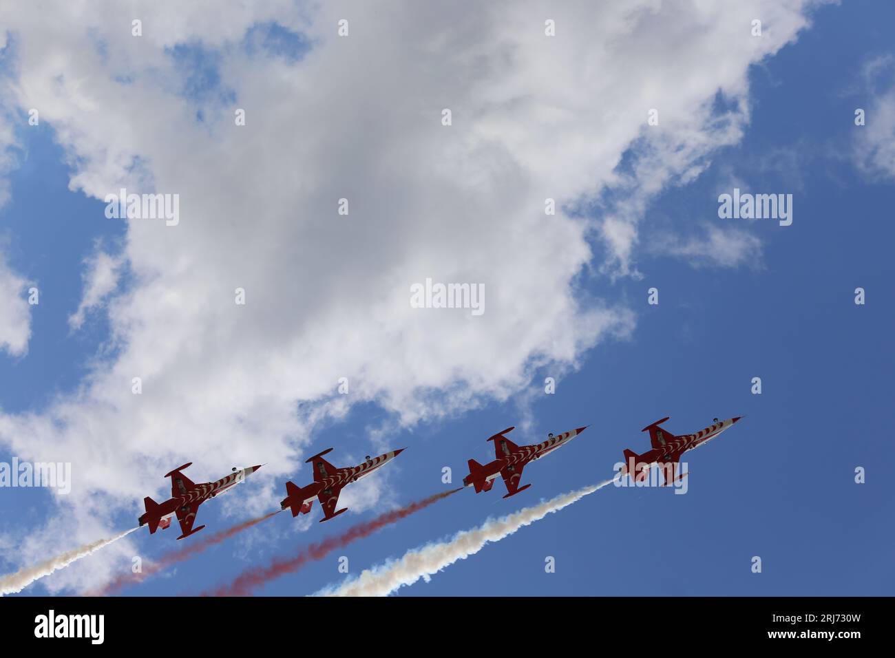 Jet Fighters in Cloud. Kampfflugzeuge in Flugschau am blauen Himmel. Et-Flugzeuge, die die Bildung am Himmel verlassen. Air Force-Kampfflugzeug im Vollflug. Stockfoto