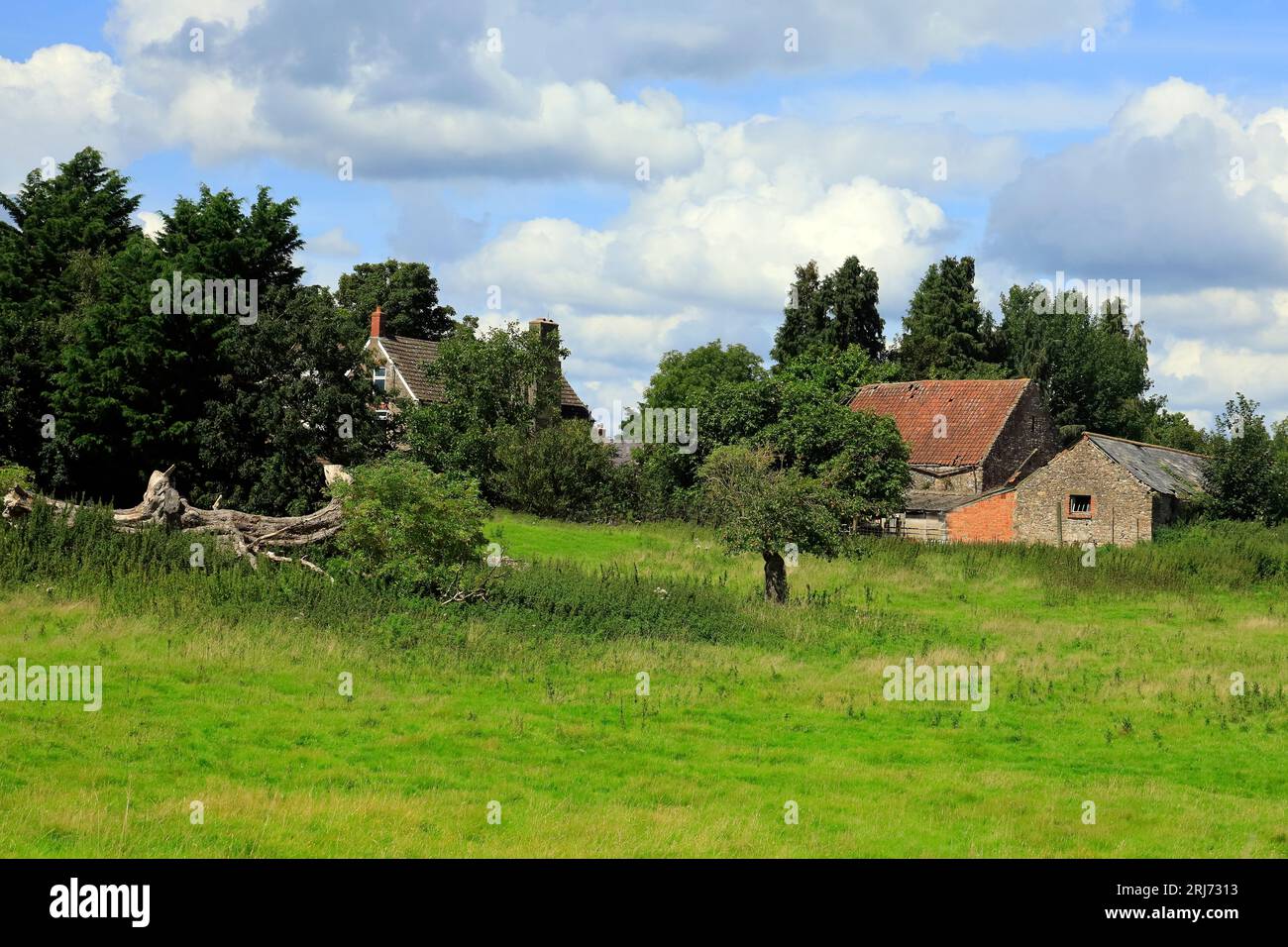 Malerisches altes Bauernhaus auf dem Land im Dorf Caerwent in Südwales. August 2023 Stockfoto