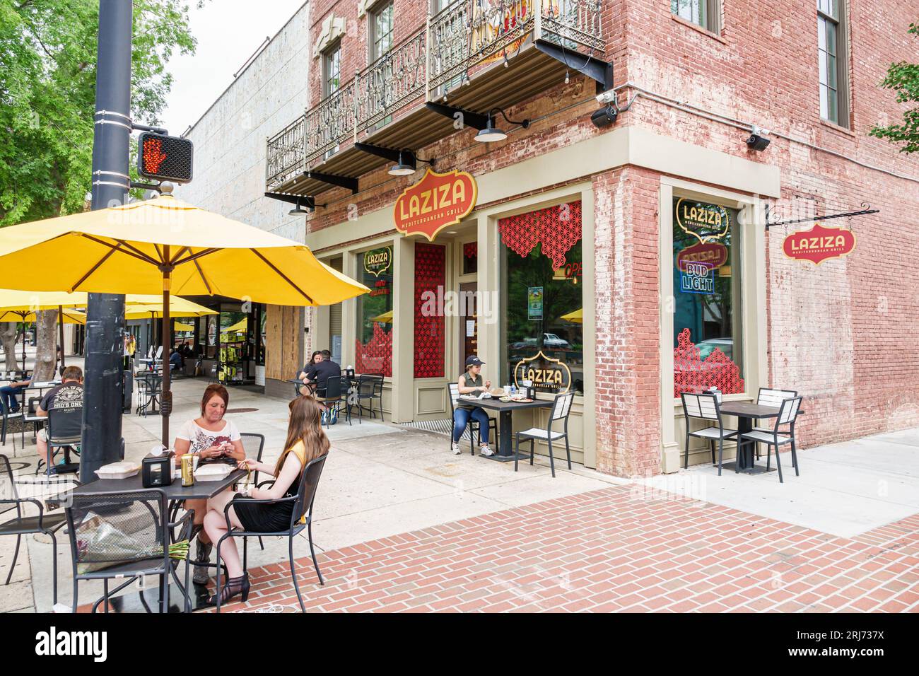 Augusta Georgia, Broad Street, James Brown Boulevard, Laziza Mediterranean Grill, Frau Dame, Frau, Frau, Frau, Frau, Erwachsene, Bewohner, Außenansicht, Gebäudefront Stockfoto Augusta Georgia, Broad Street, James Brown Boulevard, Laziza Mediterranean Grill, Frau Dame, Frau, Frau, Frau, Frau, Erwachsene, Bewohner, Außenansicht, Gebäudefront Stockfoto