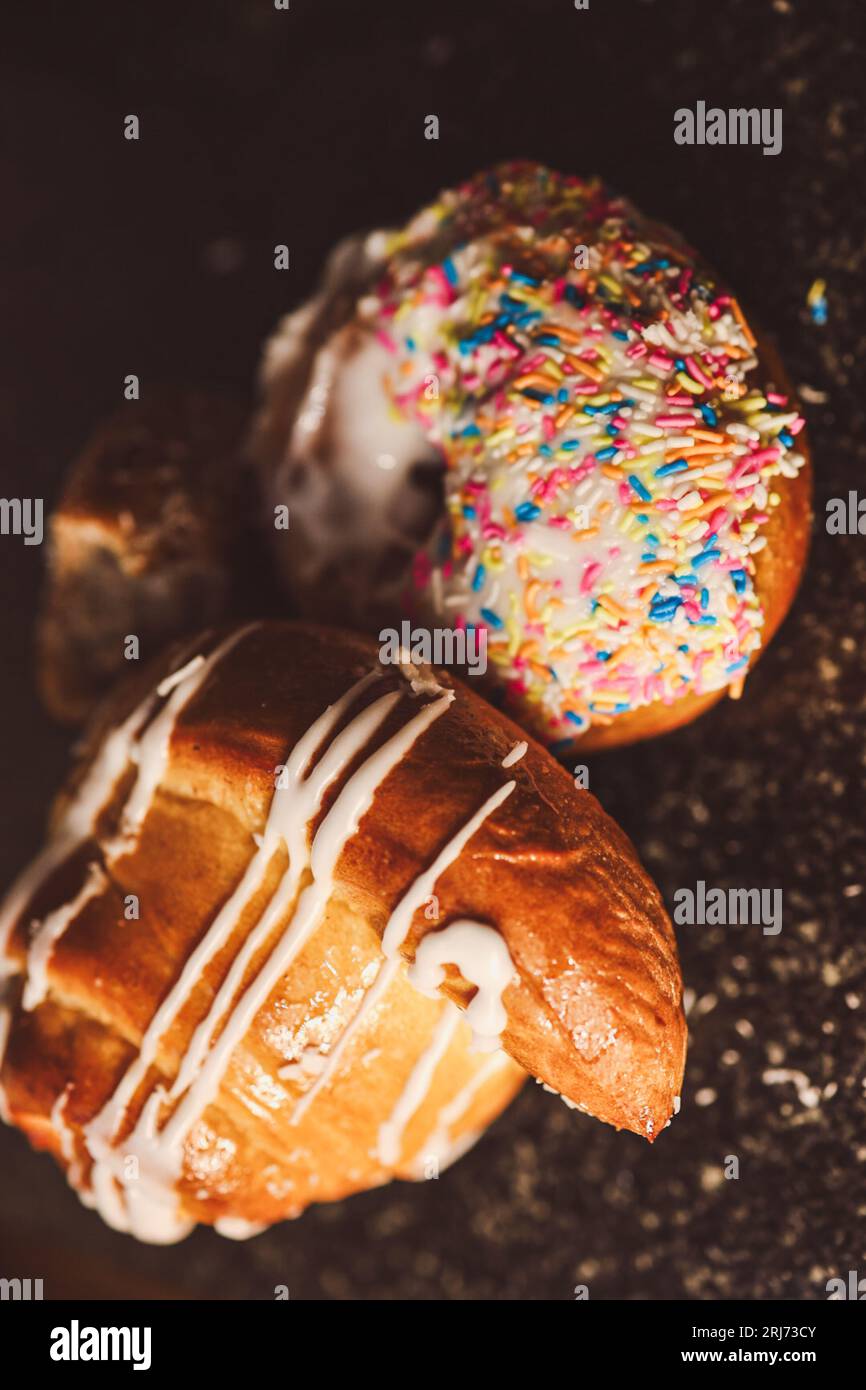 Köstliche Backwaren und Süßigkeiten aus der Bäckerei Stockfoto