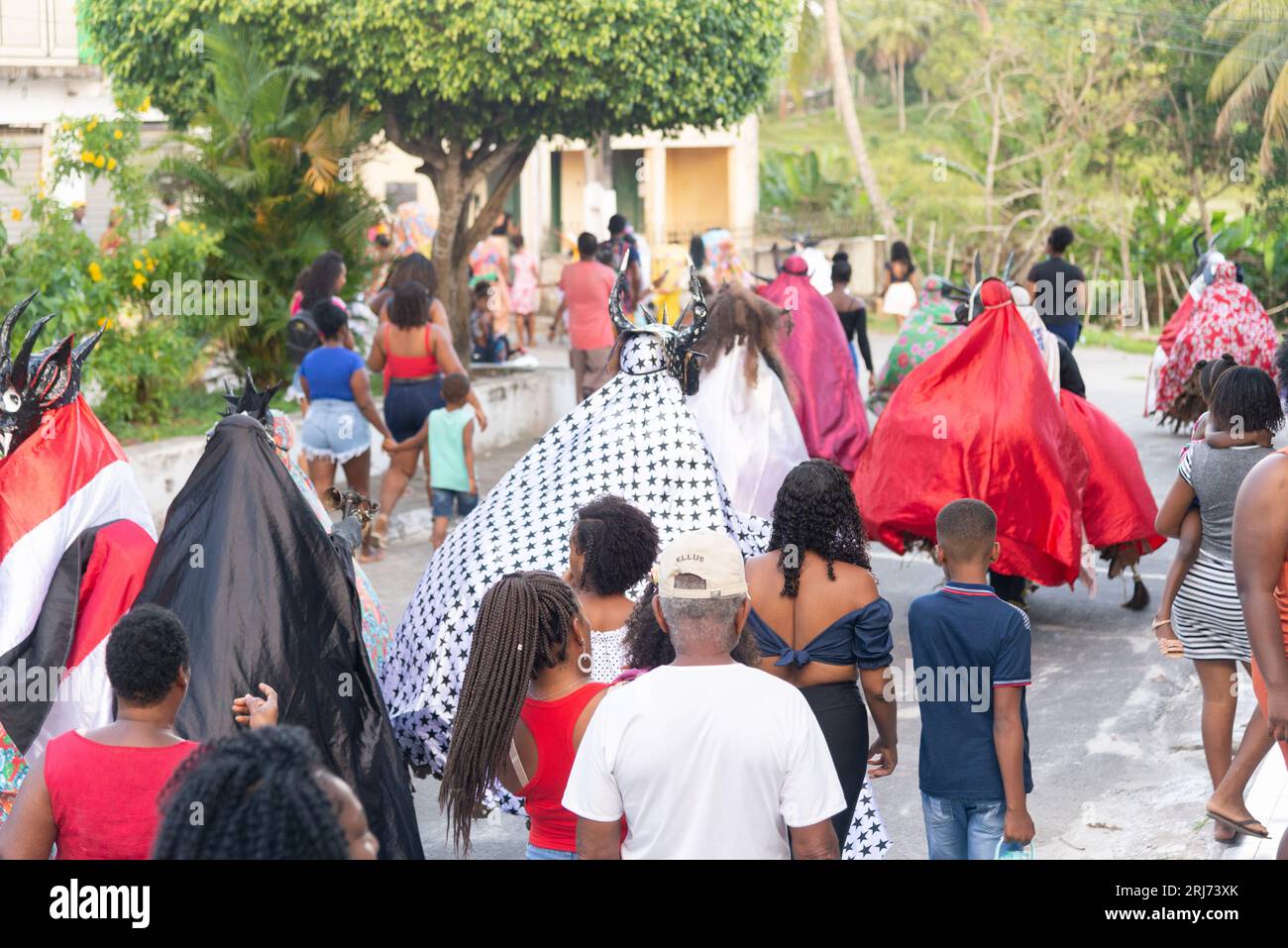 Santo Amaro, Bahia, Brasilien - 23. Juli 2023: Kulturgruppe Caretas de Acupe führt in Begleitung von Bewohnern durch die Straßen von Acupe auf. Stadt Sa Stockfoto