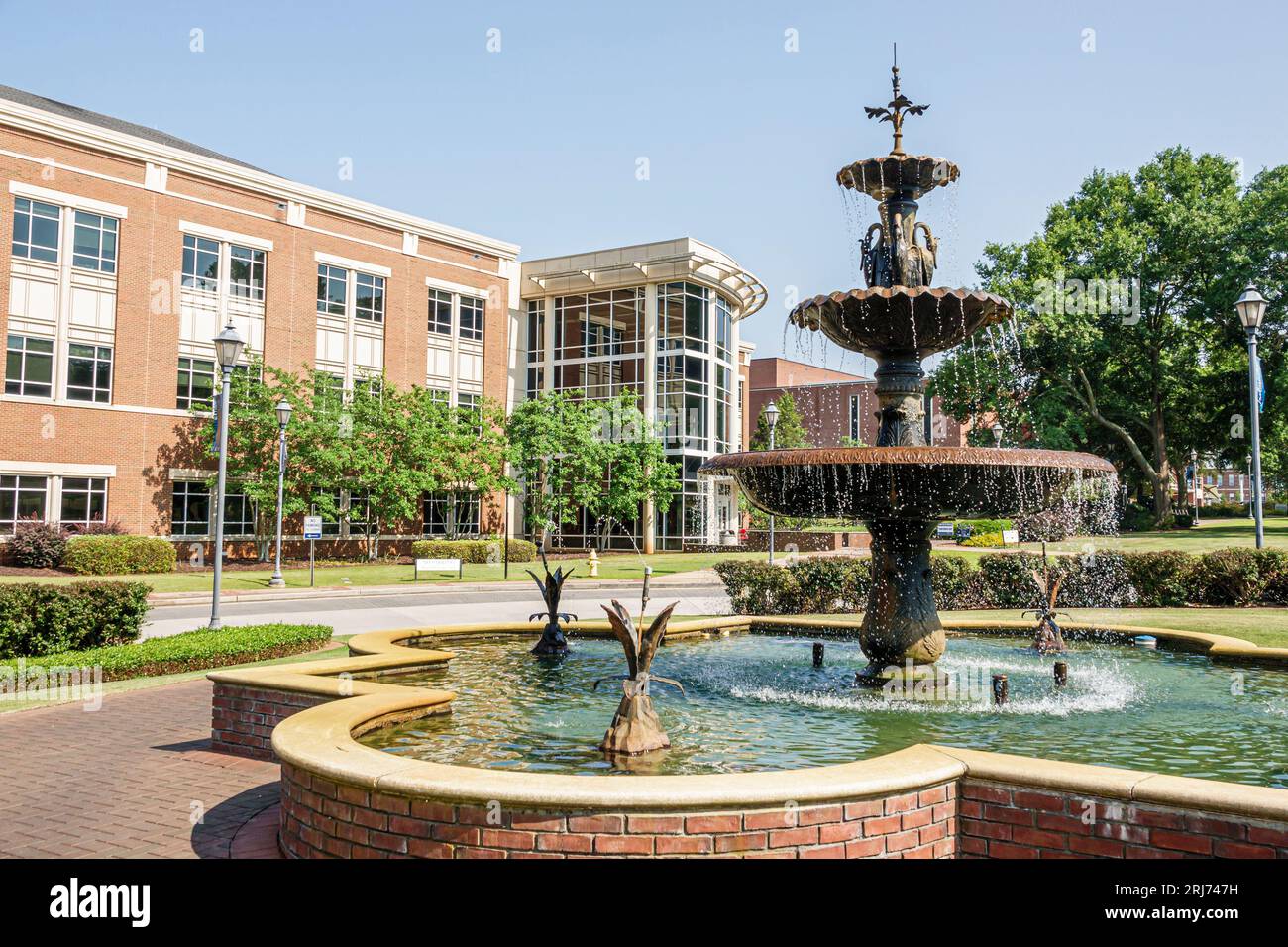 Augusta Georgia, Augusta University Summerville Campus, Hunter’s Fountain of Youth, University Hall, Außenansicht, Vordereingang des Gebäudes Stockfoto Augusta Georgia, Augusta University Summerville Campus, Hunter’s Fountain of Youth, University Hall, Außenansicht, Vordereingang des Gebäudes Stockfoto