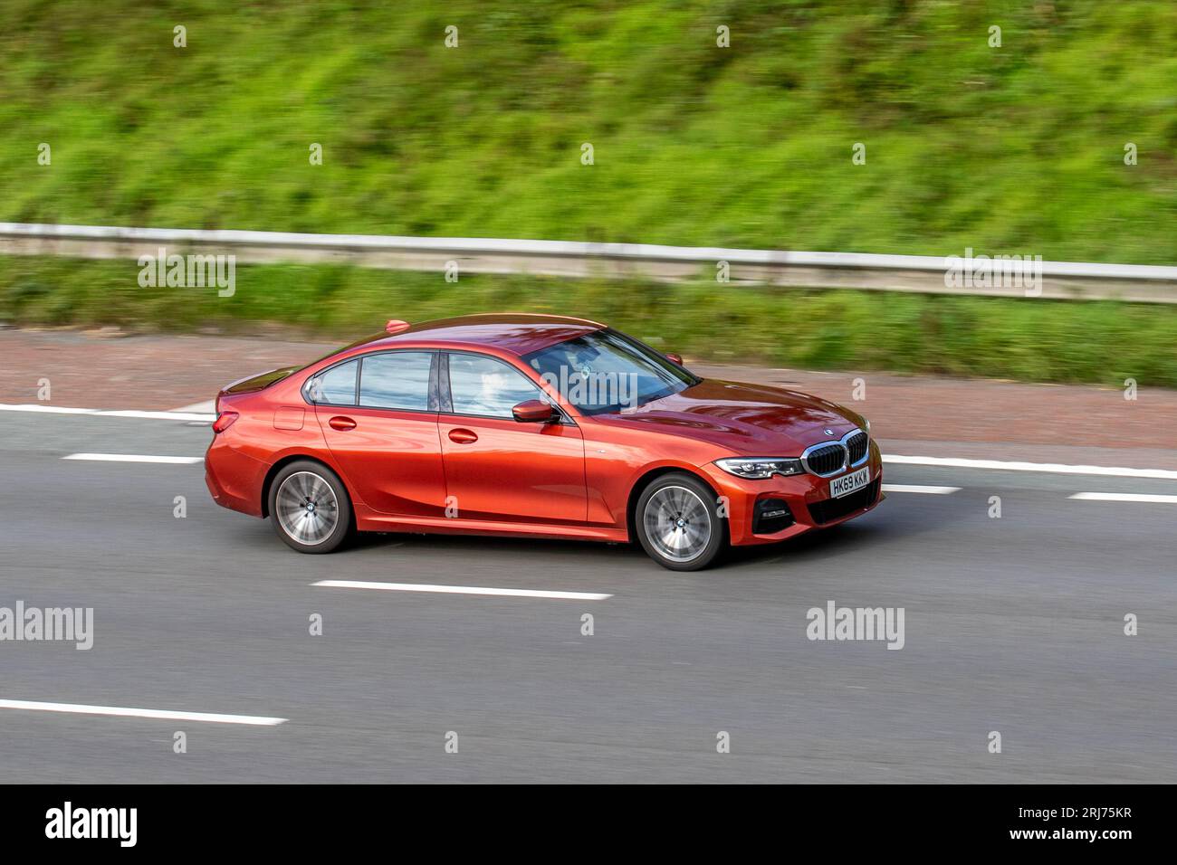 2019 Orange BMW 330E M SPORT Auto 330E M Sport Auto 292 12 km PHEV 113Hp/83Kw Stufenautomatik Start/Stop; Fahren mit Geschwindigkeit auf der Autobahn M6 im Großraum Manchester, Großbritannien Stockfoto