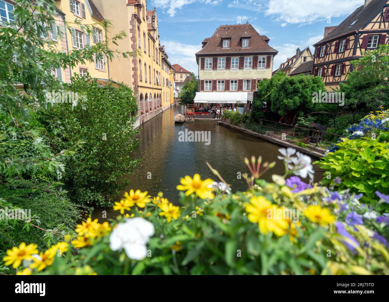 Ein wunderschöner Blick auf den Sommer in Little Venise, Colmar, mit einer feinen Blumenpracht, die die skurrile elsässische Architektur rund um den Kanal umrahmt. Stockfoto