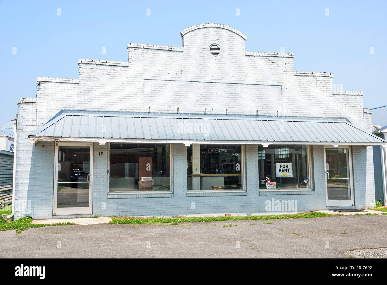 York South Carolina, leeres leeres, verlassenes Geschäftsgebäude, Gewerbeimmobilien, Kleinstadtwirtschaft verlor Arbeitsplätze, Außenansicht, Gebäudefront entra Stockfoto