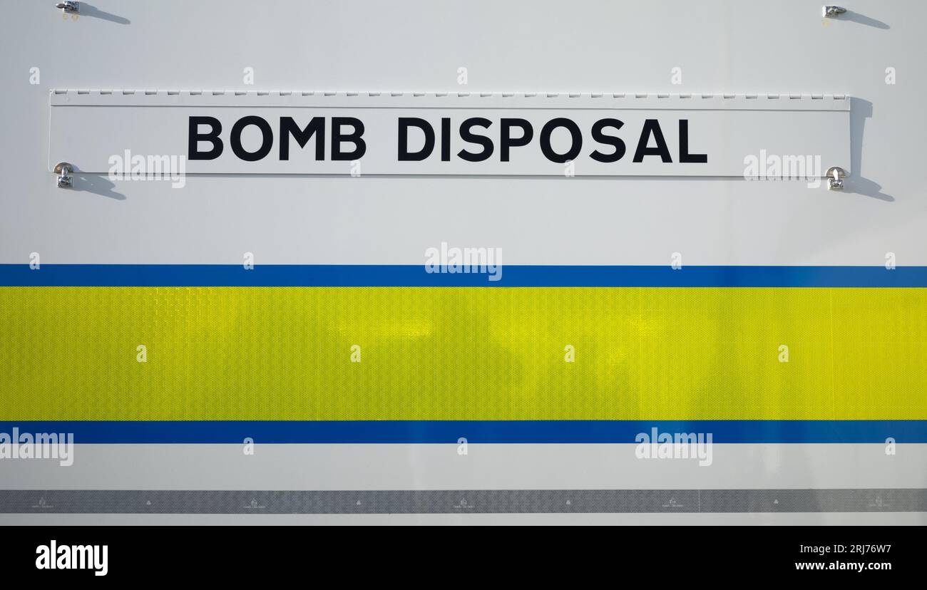 Ein Schild mit der Aufschrift 'Bombenentsorgung', das an der Seite eines Einsatzfahrzeugs der britischen Armee angebracht ist, das auf der Militärausstellung in Eastbourne Airbourne ausgestellt ist, Stockfoto
