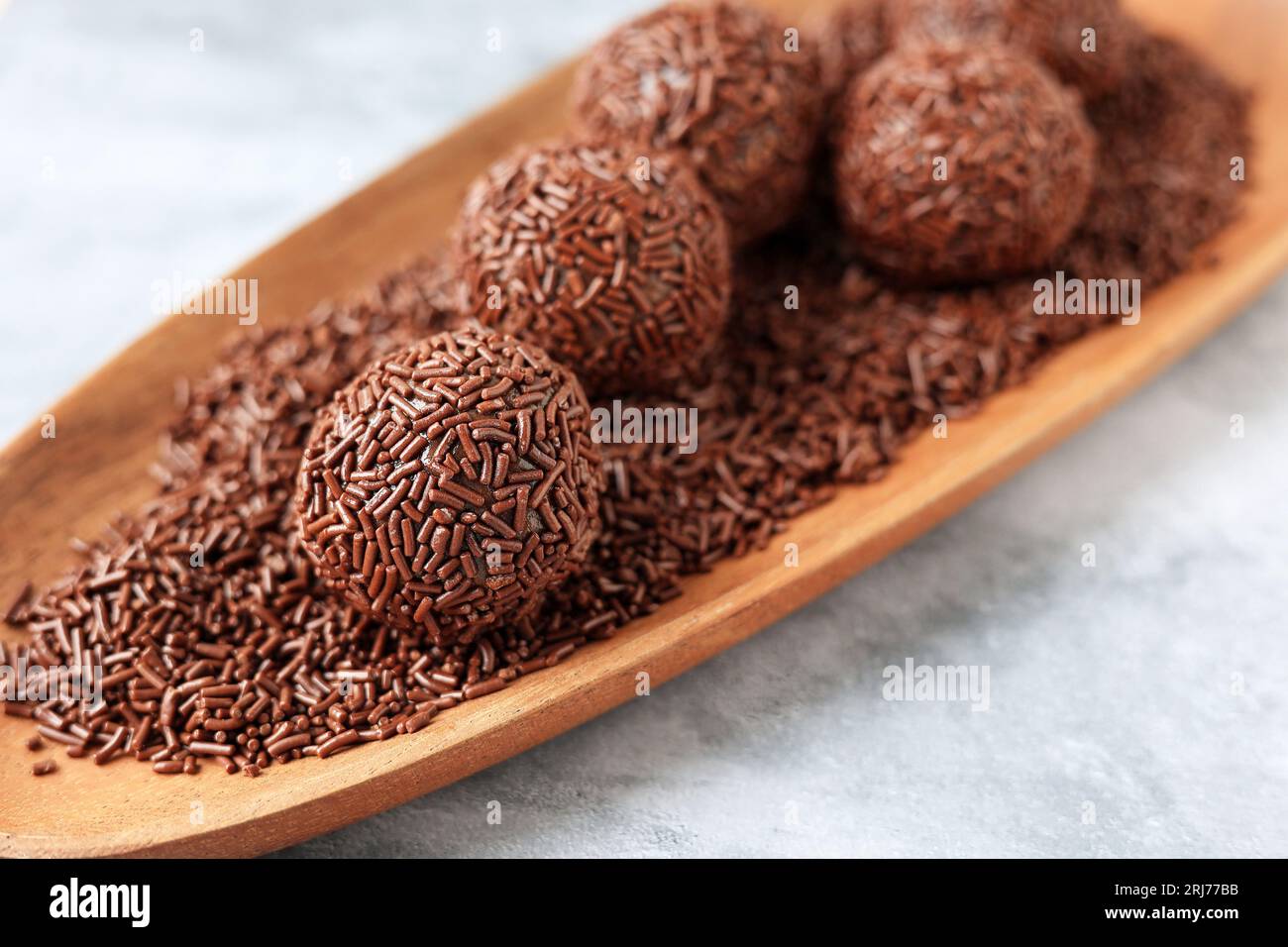 Brigadeiro, traditionelles brasilianisches Dessert aus Kondensmilch, Kakaopulver, Butter und Schokoladenspalten oder Meises Stockfoto