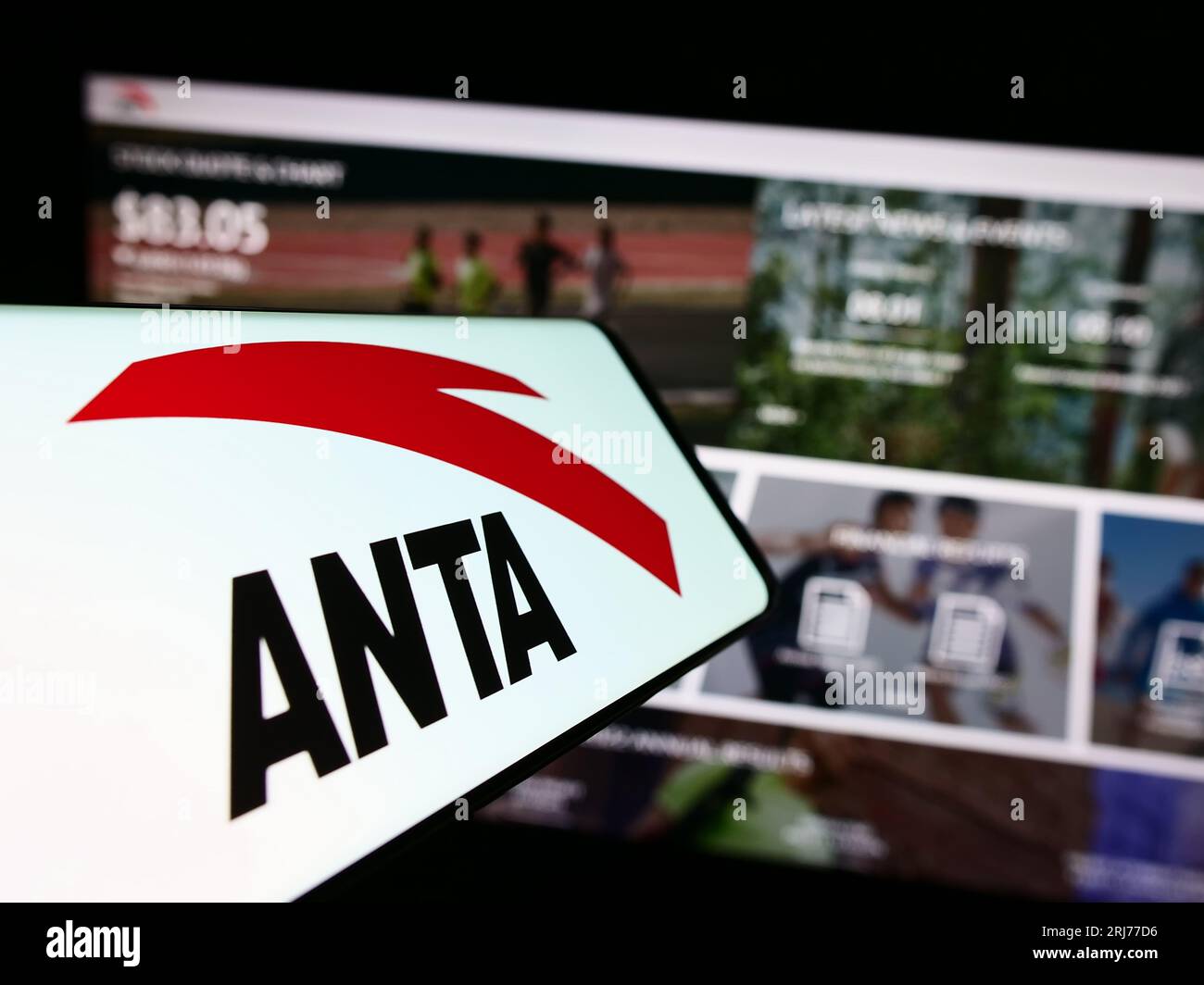 Mobiltelefon mit Logo des chinesischen Unternehmens Anta Sports Products Limited auf dem Bildschirm vor der Website. Konzentrieren Sie sich auf die Mitte-rechts-Anzeige des Telefons. Stockfoto
