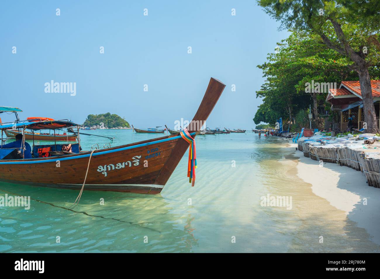 Ko Lipe, Thailand - 11. April 2023: Ein Langboot am Sunrise Beach bei Flut. Stockfoto