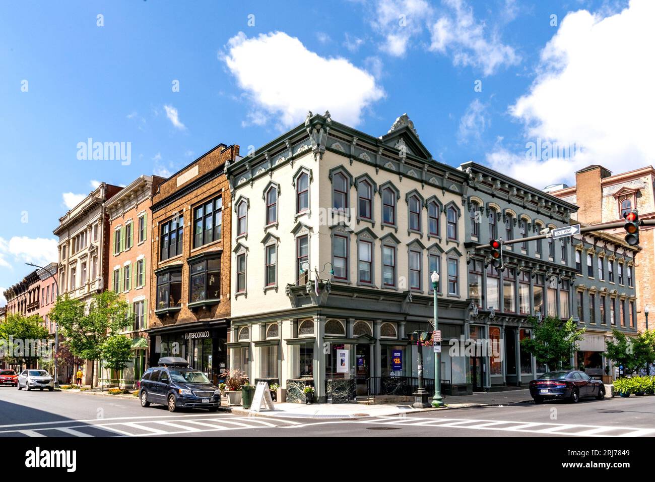 Troy, NY - US - 13. August 2023 Landschaftsansicht der historischen Gebäude an der Ecke 4th Street und Broadway im Central Troy Historic Stockfoto