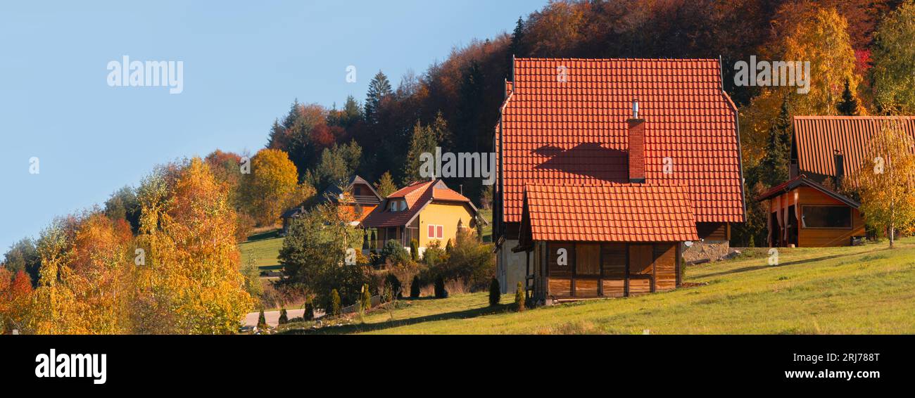 Herbstlandschaft mit Landhäusern in den Bergen. Stockfoto