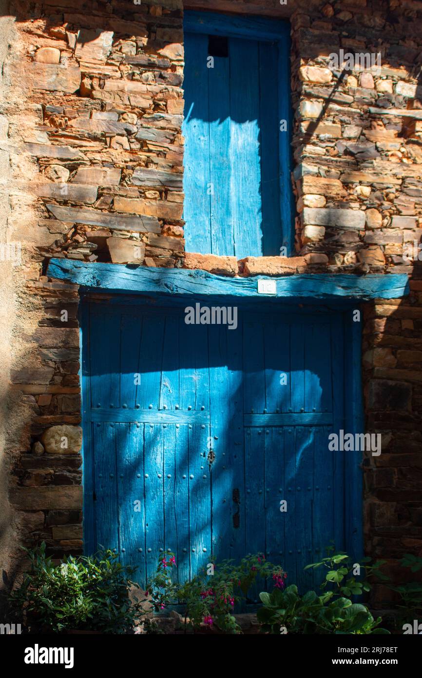 Ländliche Szene, typische Türen und Fenster eines kastilischen Hauses Stockfoto