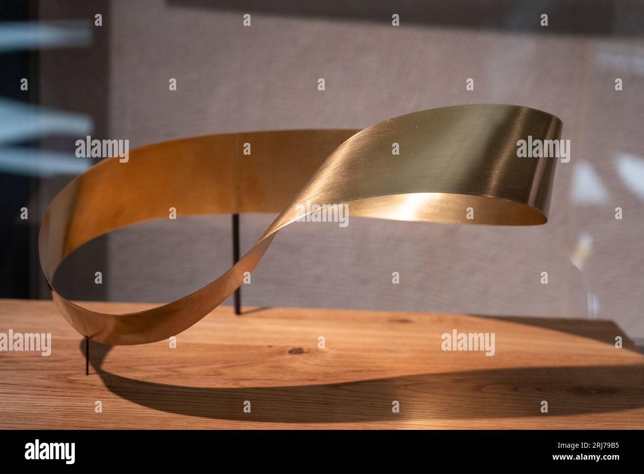 Mobius-Schleife. Goldfarbenes Metall. Mobius-Streifenmathematisches Objekt. Stockfoto