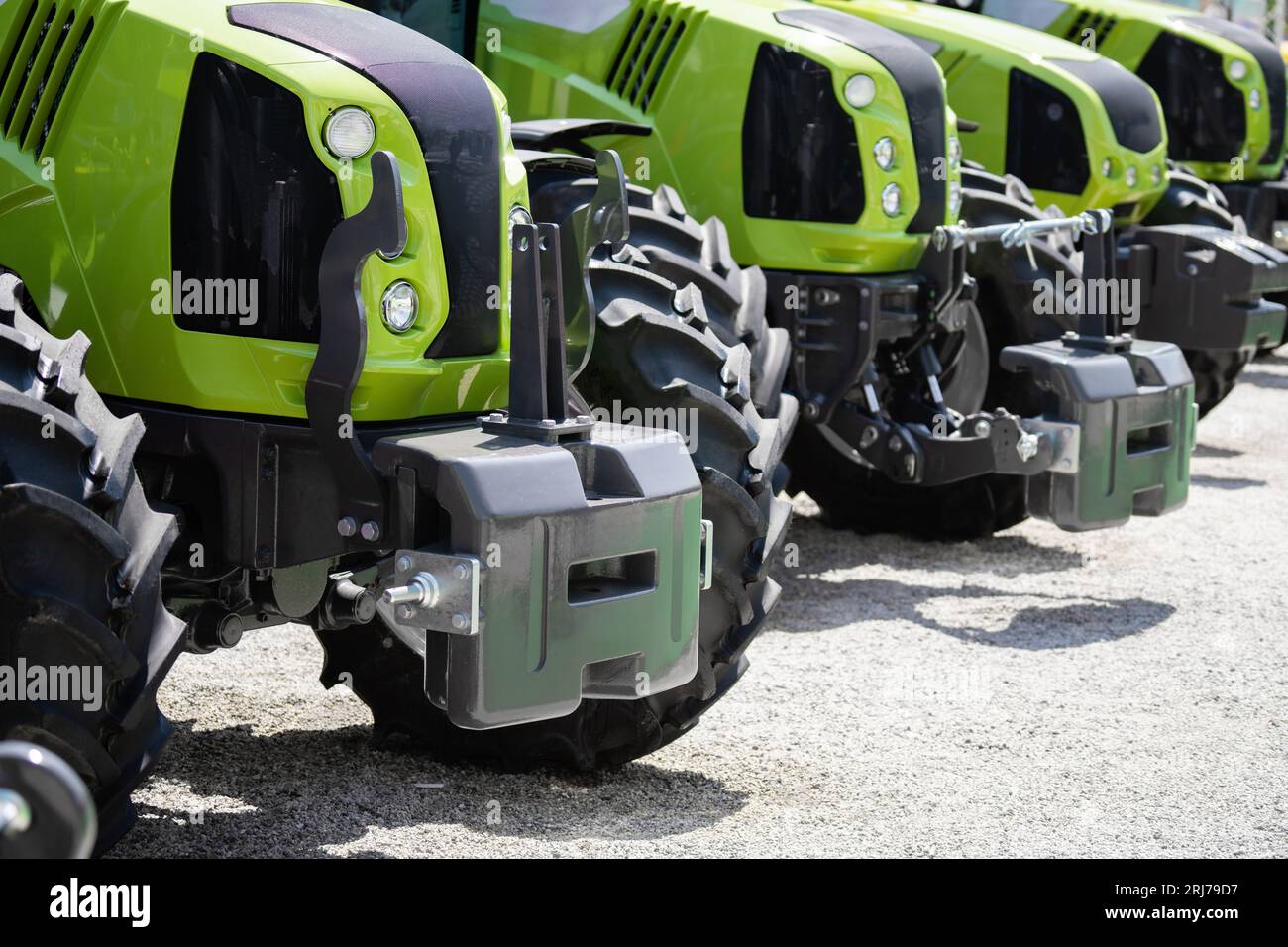 Eine Reihe grüner Landwirtschaftstraktoren. Stockfoto