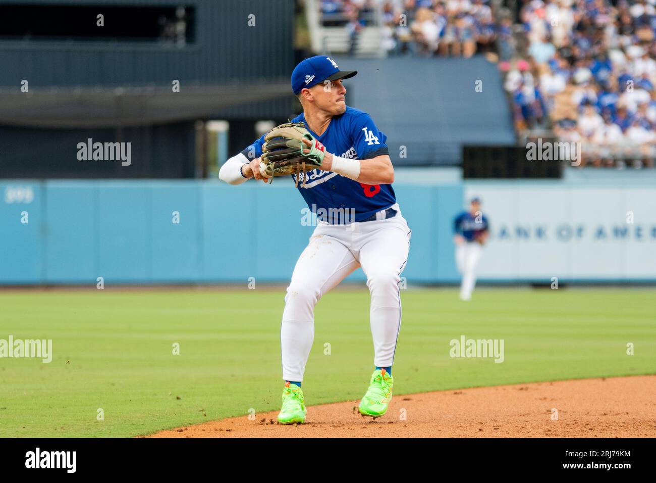 Los Angeles Dodgers Shortstop Enrique Hernandez (8), der am Samstag, den 19. August 2023 in Los Angeles, Kalifornien, bei einem Major League Baseballspiel im Dodger Stadium auf den dritten Platz kam Die Dodgers besiegten die Marlins mit 3:1. (Aliyah Navarro/Bild des Sports) Stockfoto