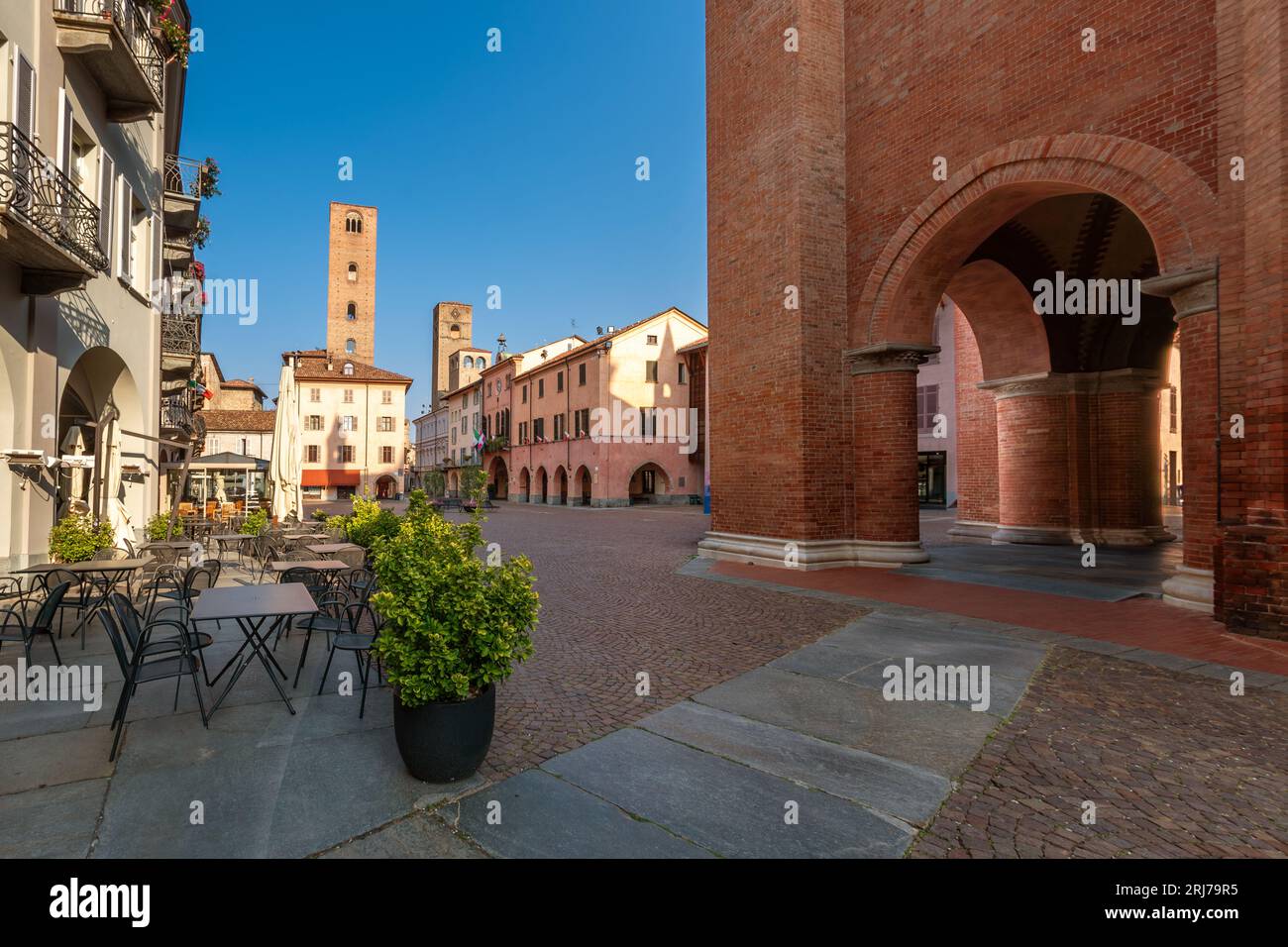 E, Piemont, Italien - 20. August 2023: Piazza Risorgimento historisches Zentrum der Stadt mit dem Rathaus, den Arkaden und den mittelalterlichen Türmen der A Stockfoto