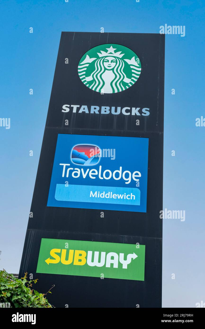 Starbucks Travelodge und U-Bahn, alle mit freistehendem Schild in Middlewich Cheshire, Großbritannien Stockfoto