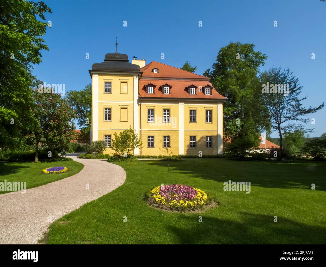 Das Schloss Łomnica ist ein barocker Palast aus dem 17. Jahrhundert mit einem separaten Wohngebäude, dem sogenannten Witwenhaus, im Norden Stockfoto