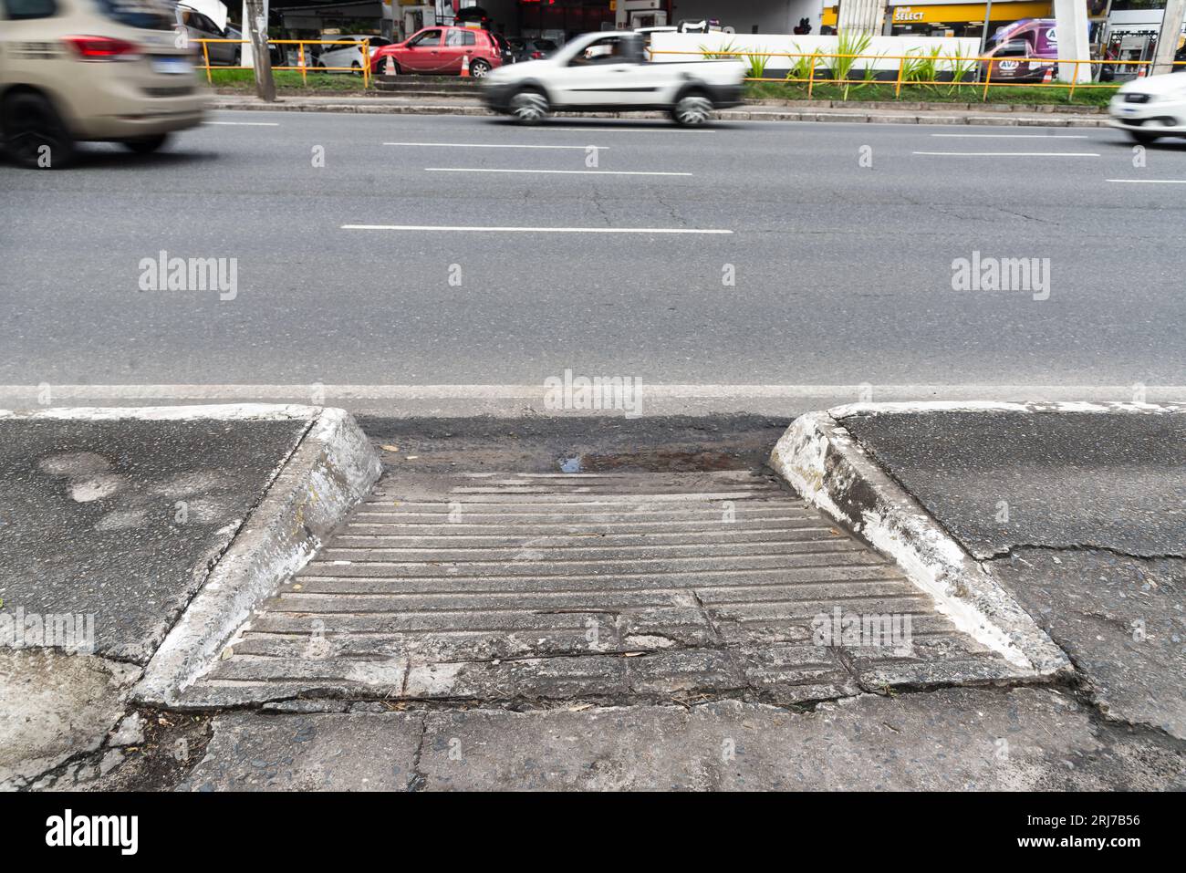 Salvador, Bahia, Brasilien - 11. August 2023: Zufahrtsrampe für Rollstuhlfahrer und Personen mit körperlichen motorischen Behinderungen. Avenida Tancredo Neves in Sal Stockfoto