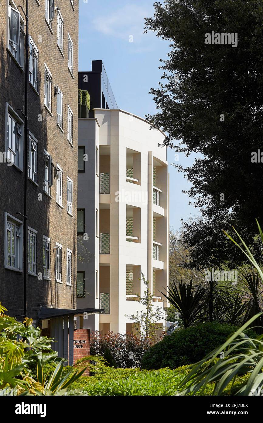 Gebäudefassade und Kontext. Wellington Road, London, Vereinigtes Königreich. Architekt: Alan Power Architects Ltd, 2022. Stockfoto