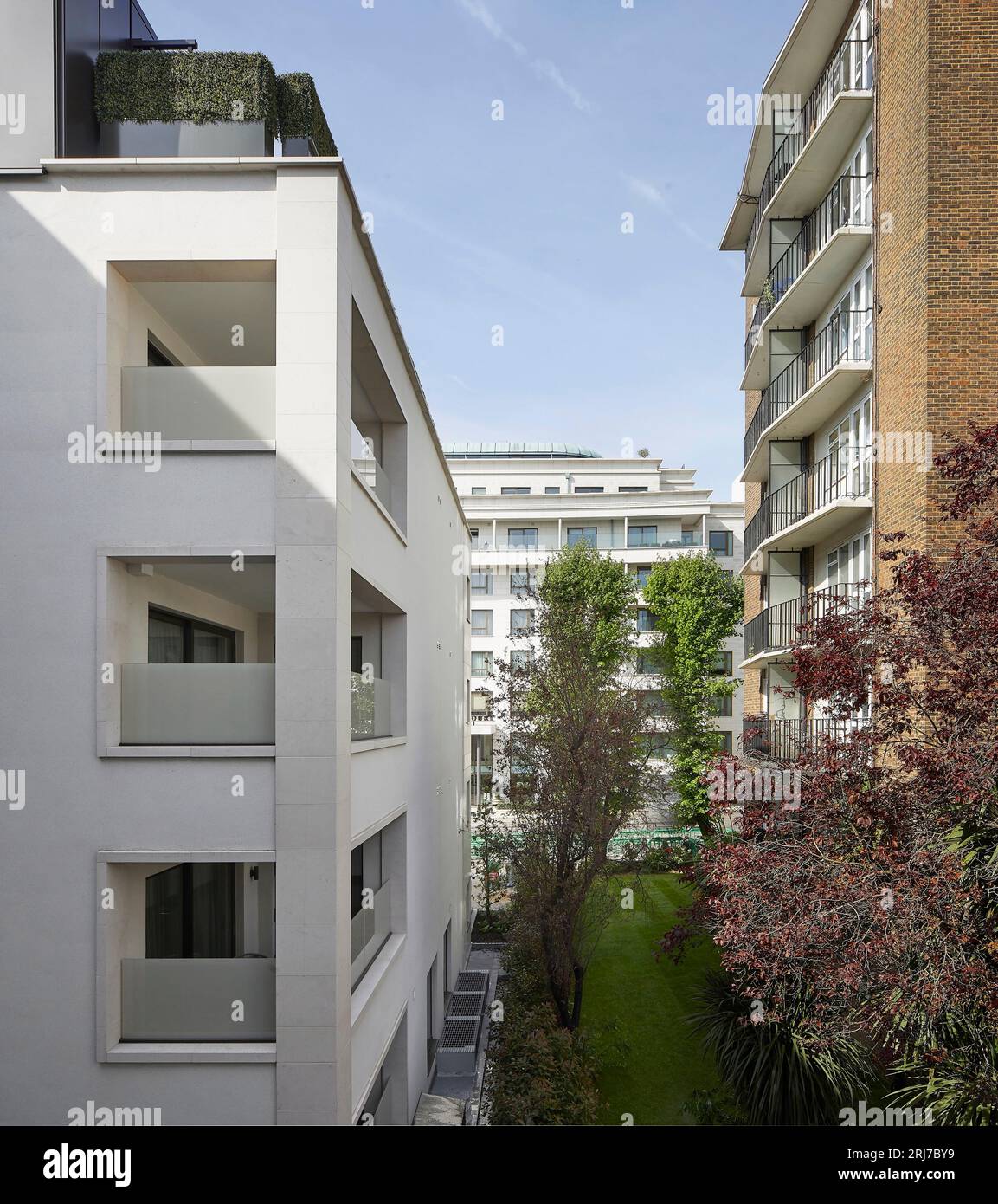 Gegenüberstellung von kontrastierenden Fassaden mit Garten. Wellington Road, London, Vereinigtes Königreich. Architekt: Alan Power Architects Ltd, 2022. Stockfoto