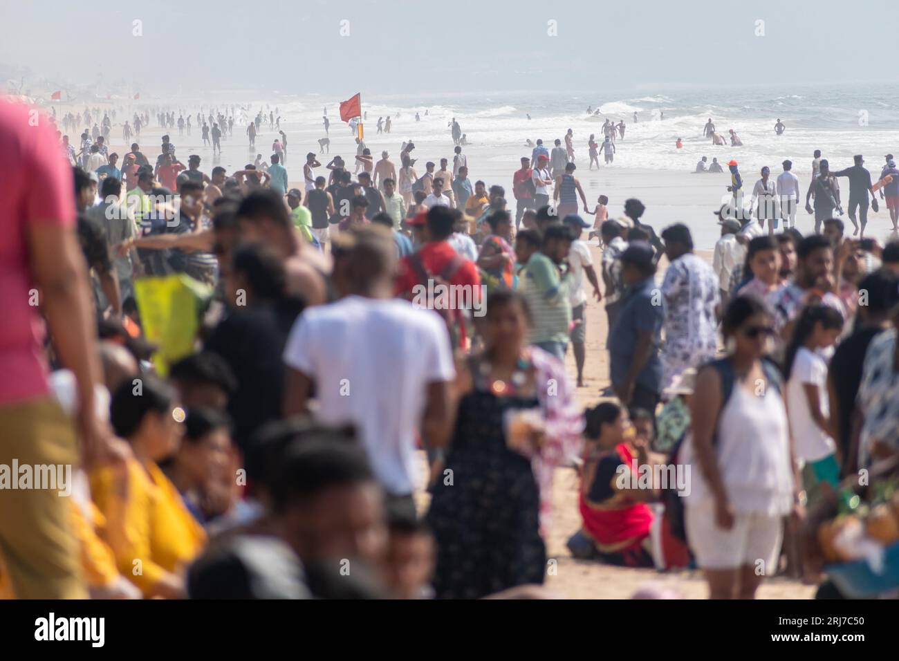 Calangute, Goa, Indien - Januar 2023: Eine große Menge indischer Touristen am beliebten Calangute Strand in Goa. Stockfoto