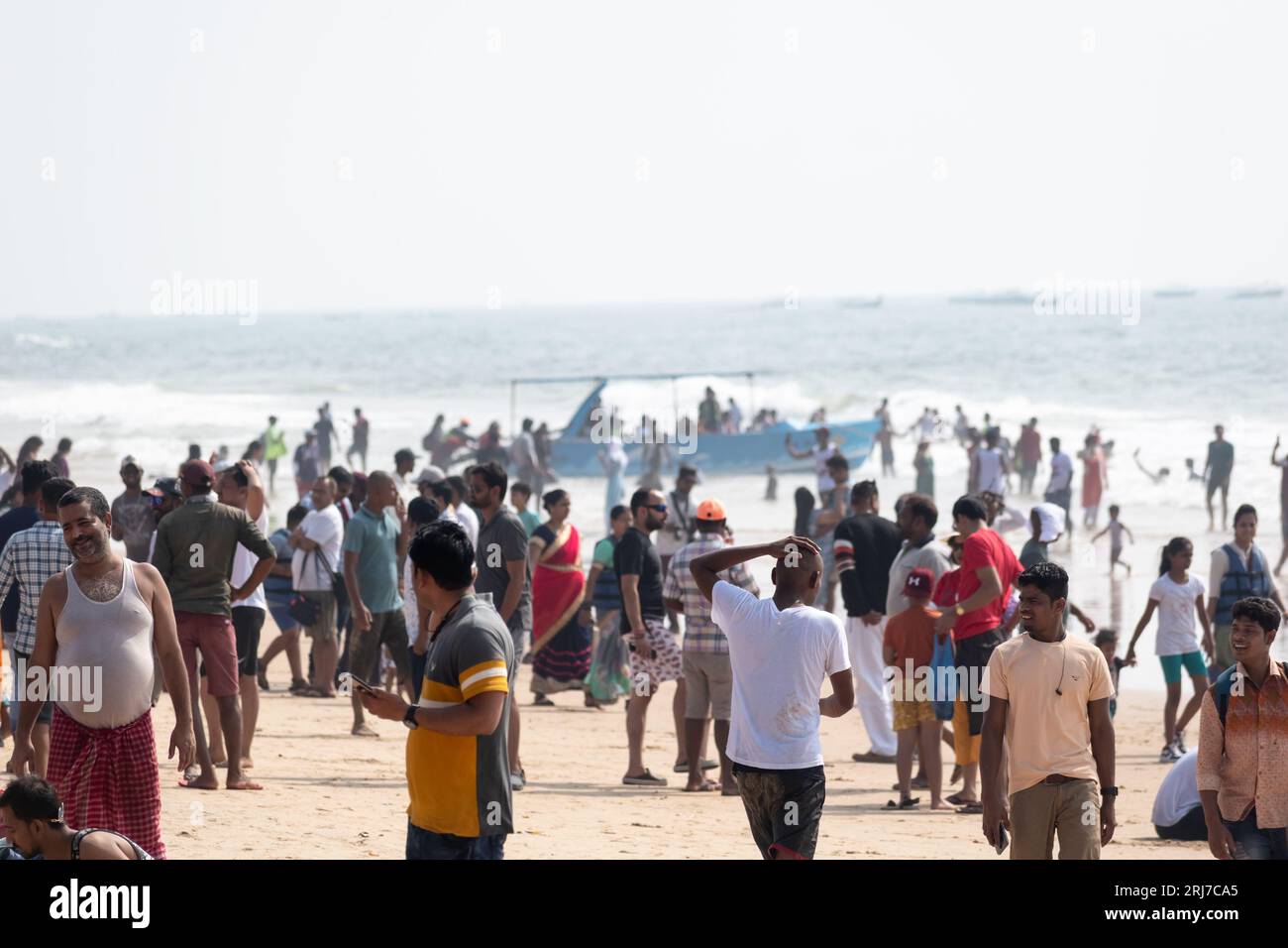 Calangute, Goa, Indien - Januar 2023: Der überfüllte Strand voller indischer Touristen am beliebten Calangute Strand in Goa. Stockfoto