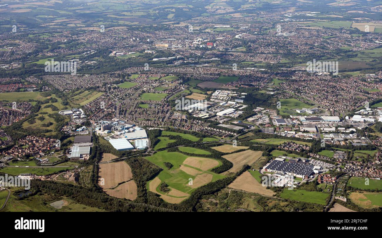 Luftaufnahme von 3000' von Carlton, Athersley, Monk Bretton & Cudworth mit Barnsley im Hintergrund. Im Vordergrund steht die Fabrik von Premier Foods Stockfoto