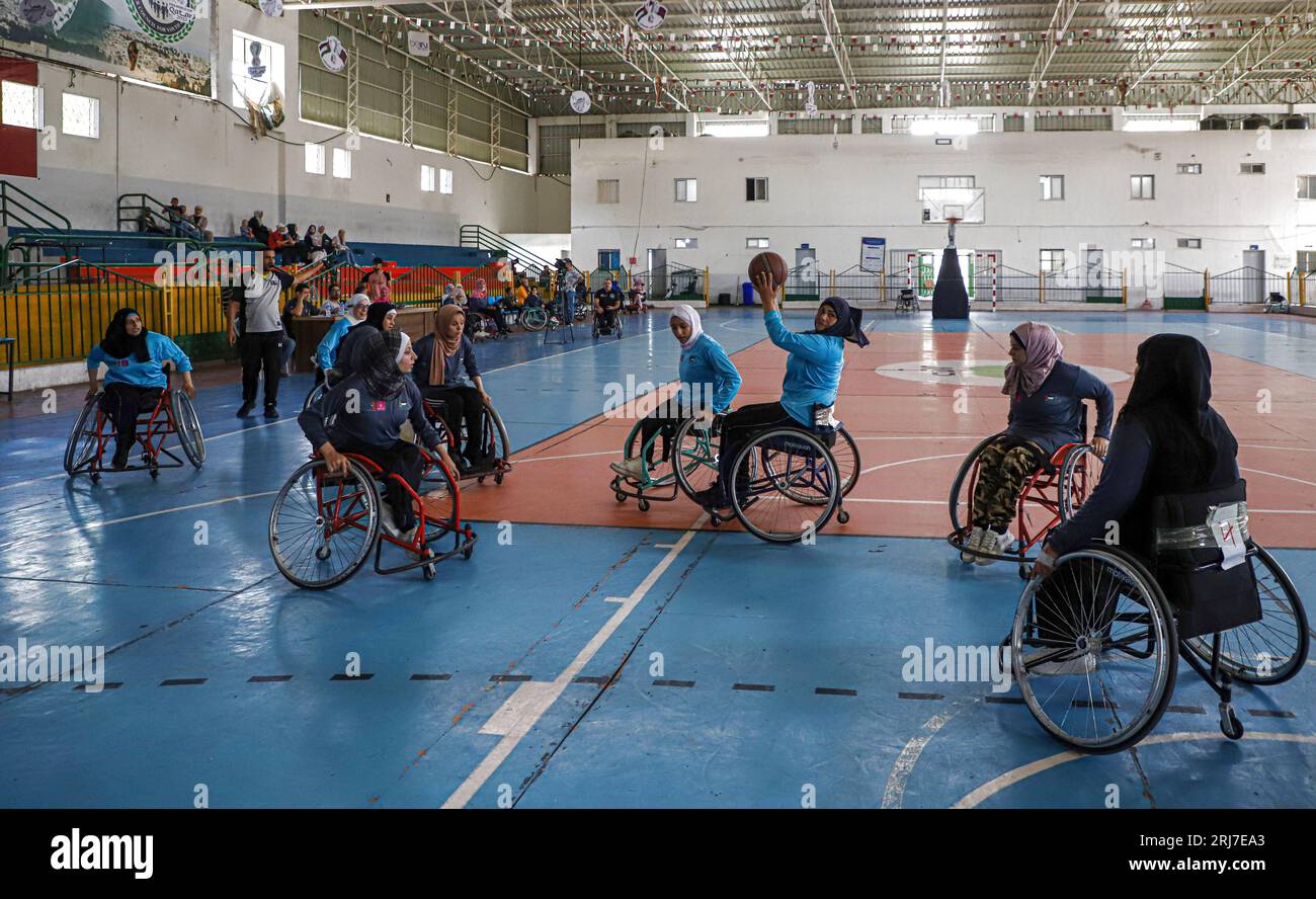 Gaza. August 2023. Palästinensische Frauen mit Behinderungen nehmen an einem Rollstuhl-Basketballspiel in Gaza-Stadt am 20. August 2023 Teil. ZU GEHEN MIT "Feature: Palästinensische Rollstuhlsportlerinnen nehmen nach vier Jahren wieder an Wettkämpfen Teil" Kredit: Rizek Abdeljawad/Xinhua/Alamy Live News Stockfoto