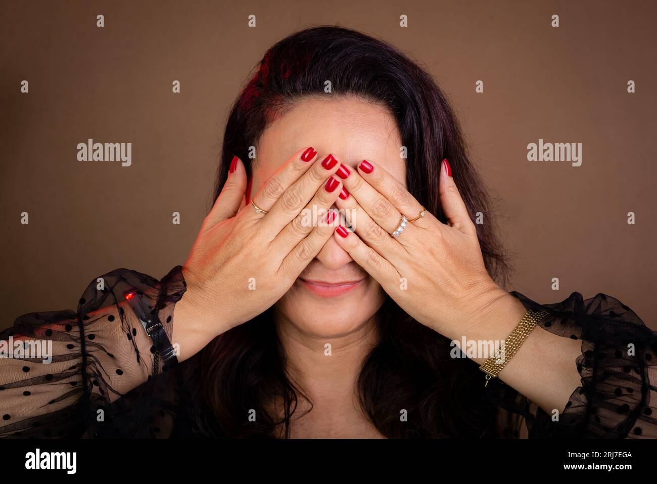 Frauen trainieren, Hände vor das Gesicht. Schande, Angst. Motivierendes und demokratisches Management. Isoliert auf braunem Hintergrund. Stockfoto