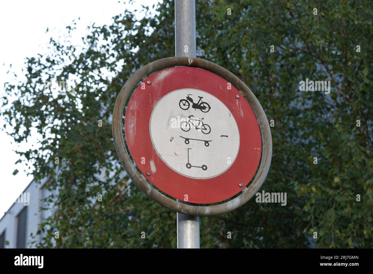 Ein Verkehrsschild weist auf keinen Eintritt für Moped, Fahrrad, Skateboard und Roller hin. Stockfoto