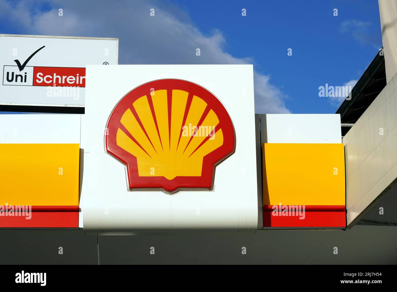 Shell-Logo, gelbe und rote Jakobsmuschel, auf dem Schild der Tankstelle. Stockfoto