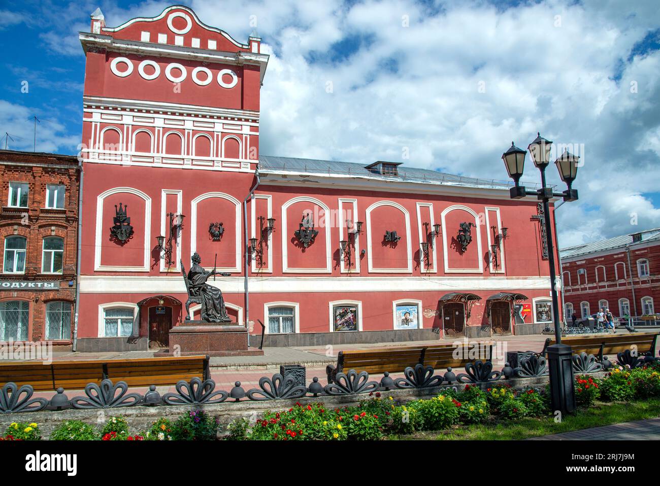 VYSHNY VOLOCHYOK, RUSSLAND - 20. JULI 2023: Theatergebäude. Vyshny Volochek, Region Tver. Russland Stockfoto