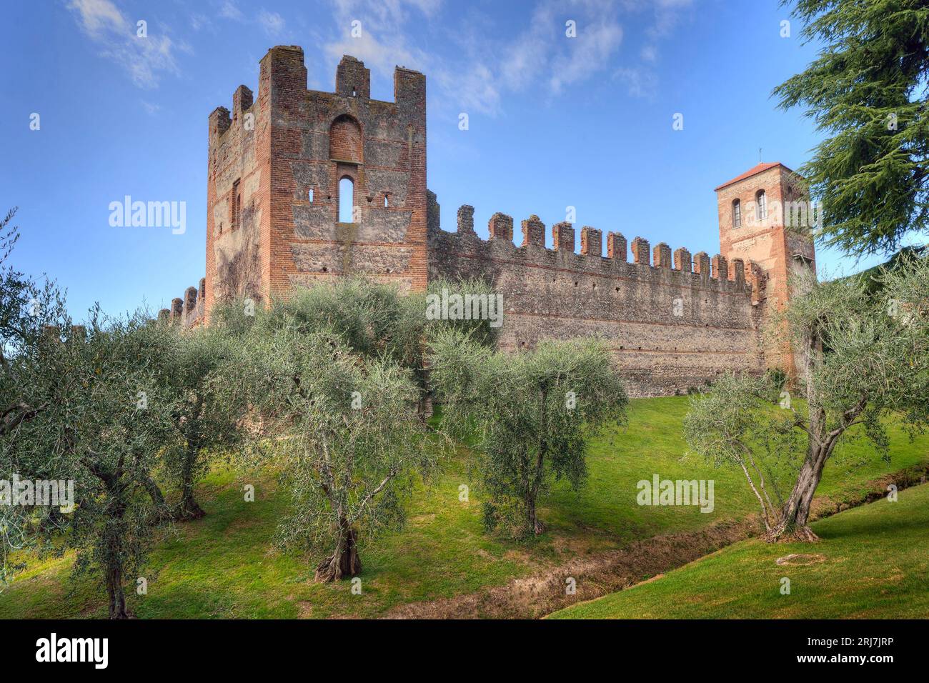 Öffentlicher Park und mittelalterliche umliegende Mauer des kleinen Dorfes Lazise, Touristenort an der Küste des Gardasees (Lago di Garda). Provinz Verona. Stockfoto