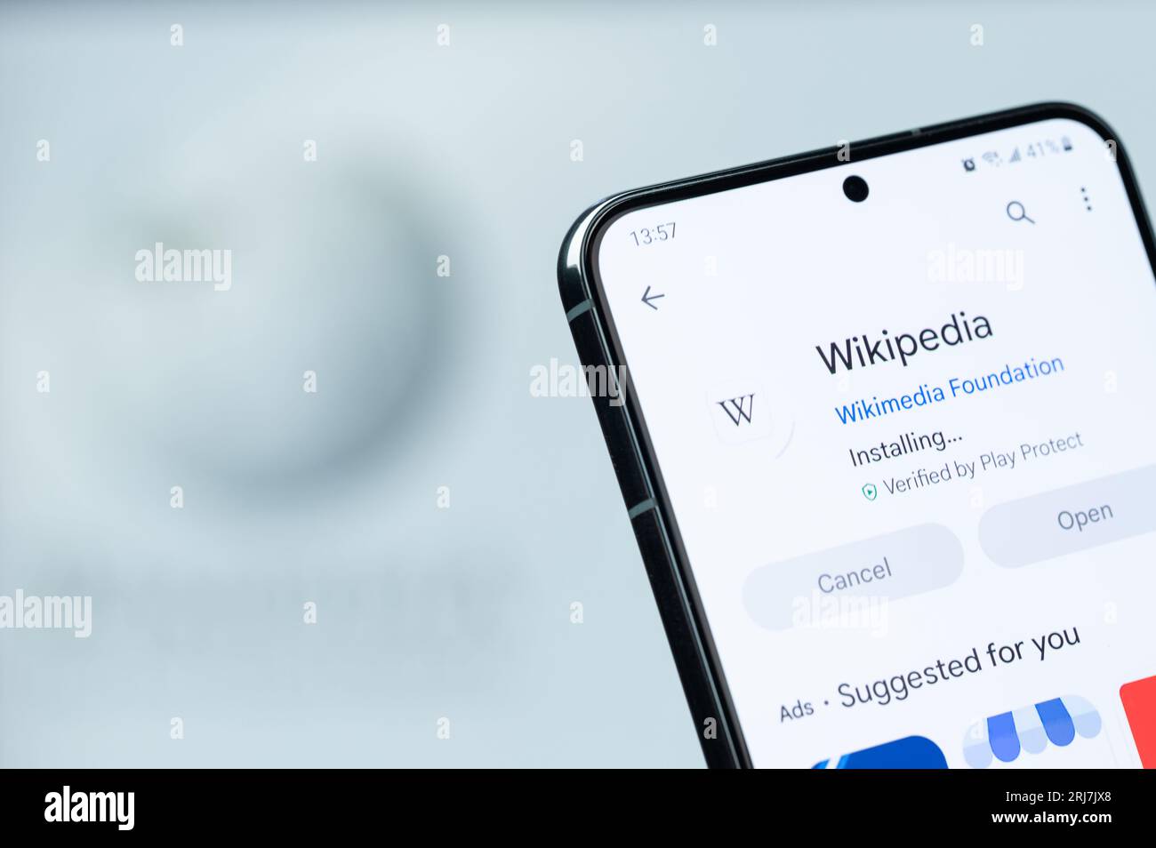 New York, USA – 20. August 2023: Wikipedia in der google Store-App auf Smartphone-Display Nahaufnahme mit verschwommenem Logo-Hintergrund Stockfoto