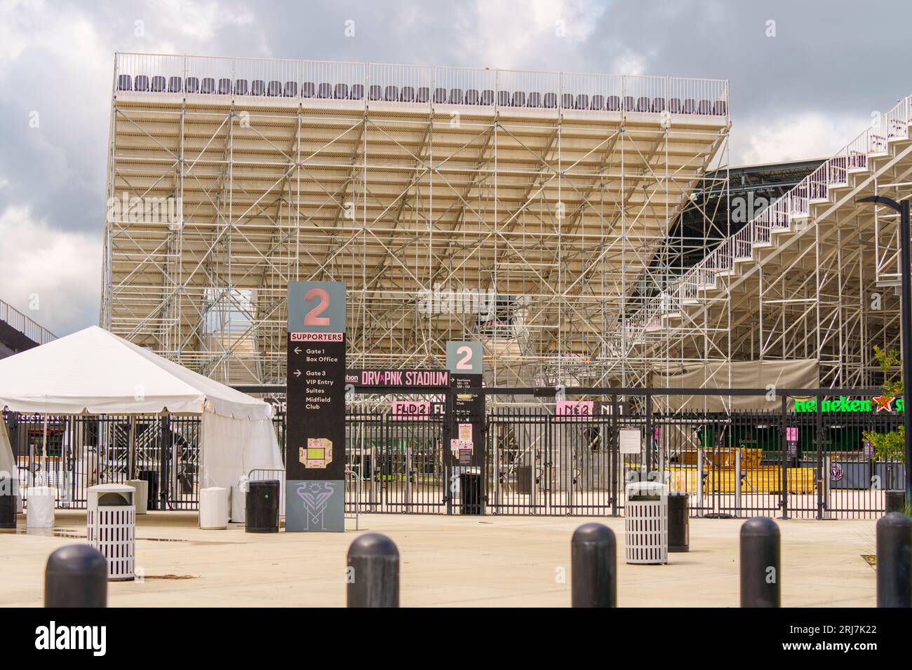 Fort Lauderdale, FL, USA - 19. August 2023: Under the Bleachers DRV PNK Stadium Stockfoto