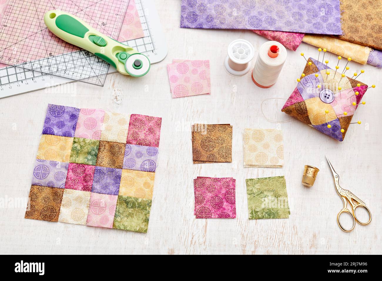 Helle, quadratische Stoffstücke, Patchworkwerkzeuge, Nähausrüstung, traditionelle Steppung Stockfoto