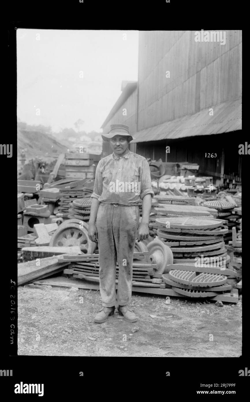 Trabalhador Junto a Oficina Ferroviária em Porto Velho - 1263 1910 von Dana B. Merrill Stockfoto