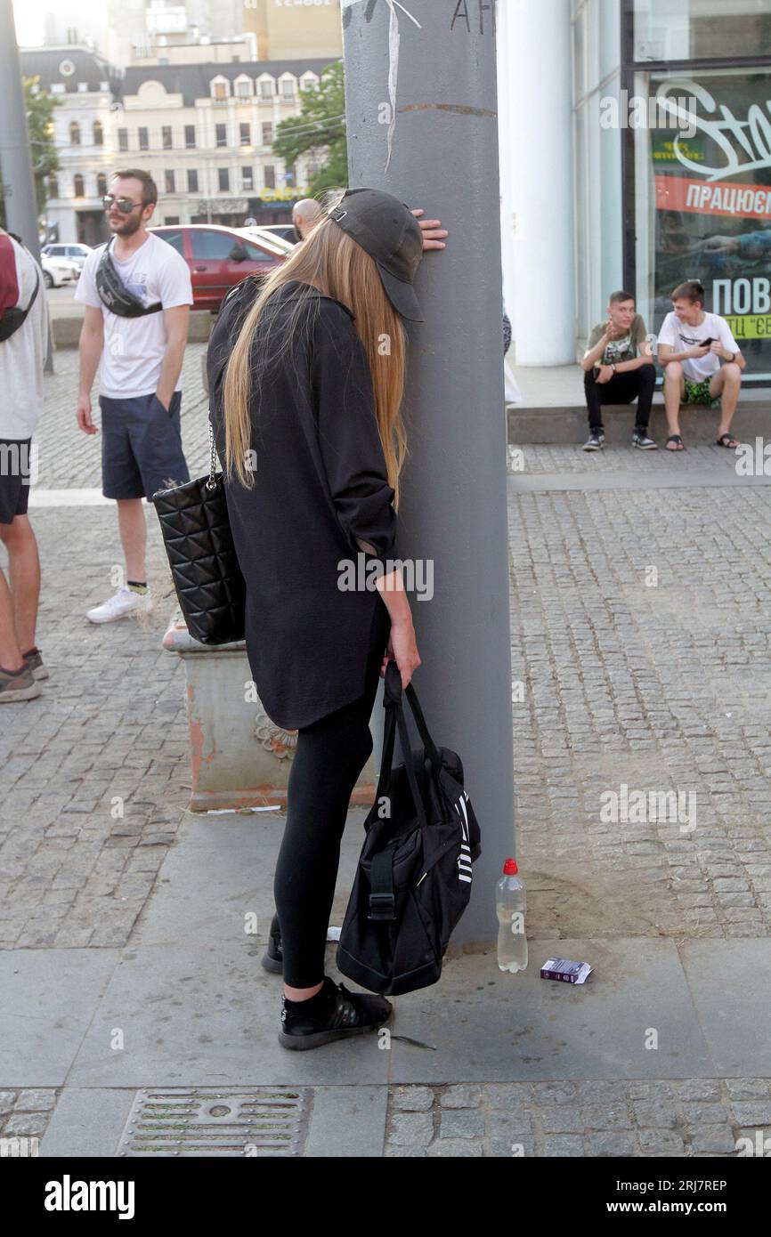 Nicht exklusiv: DNIPRO, UKRAINE - 20. AUGUST 2023 - Ein Mädchen fleht an einem Straßenlaternen im Stadtzentrum, Dnipro, Ostukraine, um Essen Stockfoto