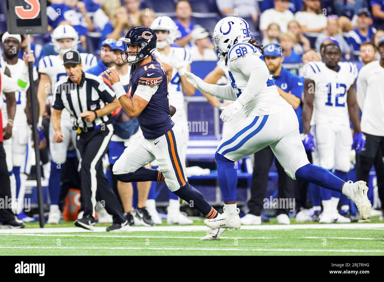 19. August 2023: Chicago Bears Quarterback Nathan Peterman (14) läuft mit dem Ball, während McTelvin Agim (98), der Verteidiger von Indianapolis, während der NFL-Fußballvorbereitung im Lucas Oil Stadium in Indianapolis, Indiana, spielt. John Mersits/CSM. Stockfoto