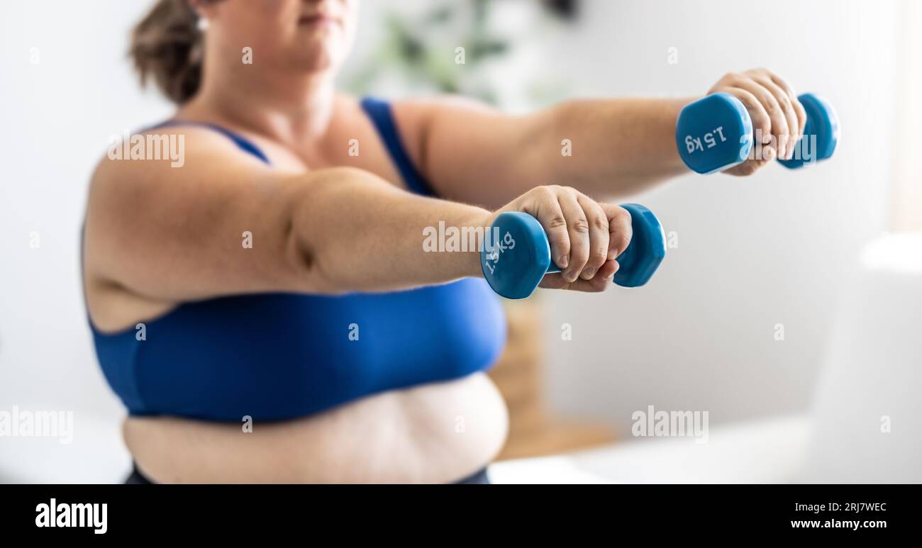 Nahaufnahme einer fetten Frau, die Kurzhanteln hält. Gewichtsverlust-Übergewicht-Problemkonzept der Frau. Stockfoto