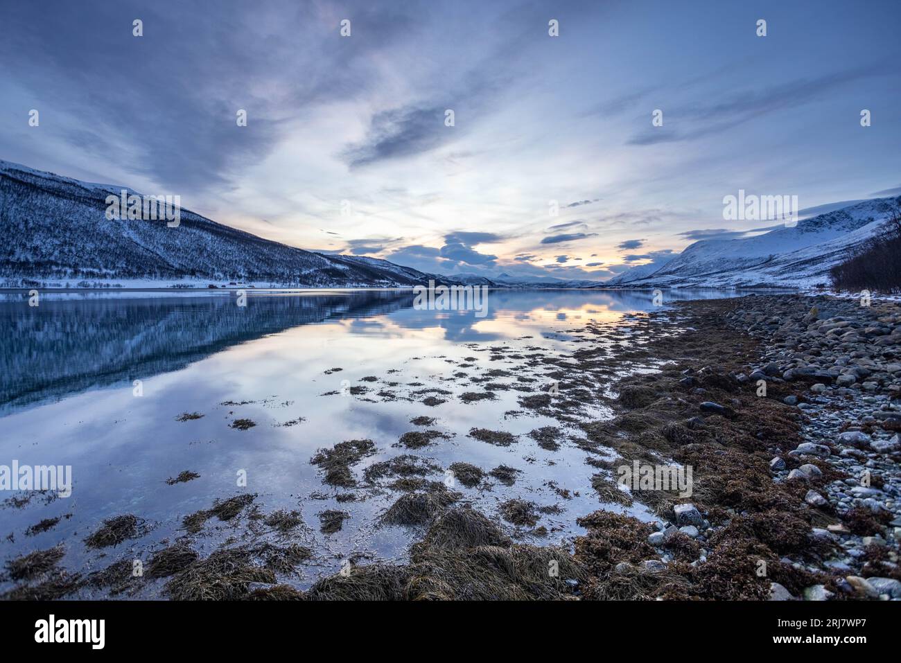 Abenddämmerung und Abenddämmerung in Sommaroy, Troms, Norwegen Stockfoto