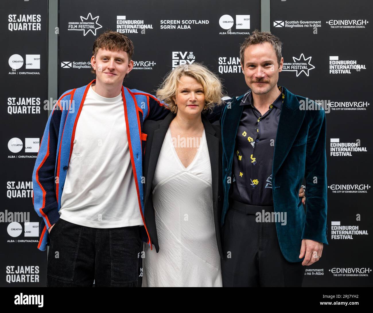 Edinburgh, Schottland, Vereinigtes Königreich, 21. August 2023. Edinburgh International Film Festival im Everyman Cinema: Die Weltpremiere des in Edinburgh beheimateten Period Thriller The Strange Case of Dr Jekyll and Mr Hyde. Auf dem Bild: Schauspieler Lorn Macdonald, Regisseur Hope Dickson-Leach und Henry Pettigrew (Dr. Jekyll). Sally Anderson/Alamy Live News Stockfoto