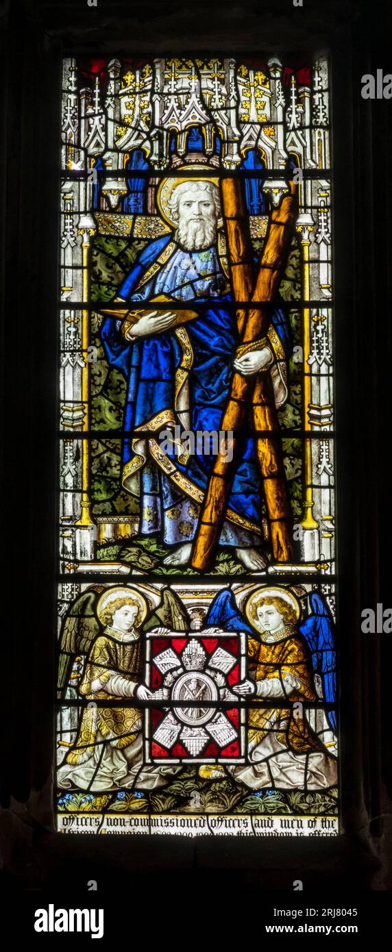 Black Watch Gedenkfenster in St. Ninian's Kathedrale, Perth, zeigt St. Andreas über dem Wappen des Regiments. Stockfoto