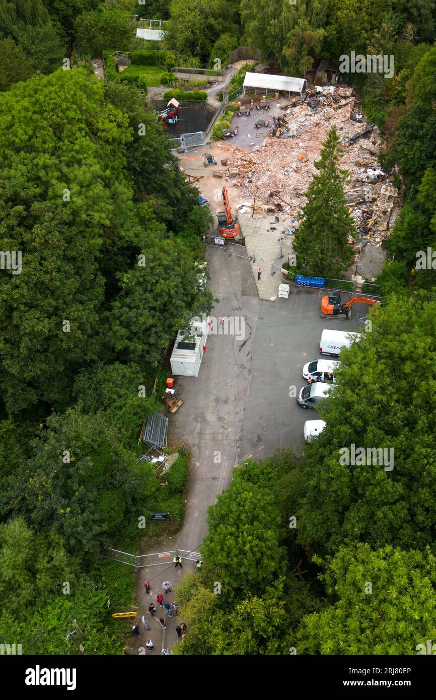 Himley Road, Himley, 21. August 2023: Neue Abrissmannschaften befinden sich auf dem Gelände der Crooked Hoiuse, die in Großbritannien als Wonkiest Pub bezeichnet wird. Arbeiter und 2 Bagger behaupten, dass sie Ziegel entfernen, die für den Wiederaufbau der Kneipe verwendet werden könnten, die Anfang August niederbrannte und 48 Stunden später abgerissen wurde. Quelle: Stop Press Media/Alamy Live News Stockfoto